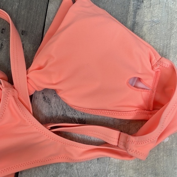 NWT. Two piece bathing suite.  Tropical. Floral. Size small. Excellent condition - Picture 6 of 8